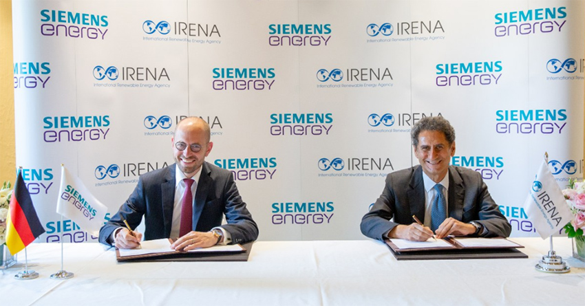 Francesco La Camera (IRENA), derecha de la imagen, y Christian Bruch (Siemens Energy) durante la firma del acuerdo.