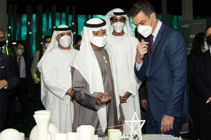 El presidente del Gobierno, en la Expo de Dubái, junto a la maqueta de la planta de Puertollano.