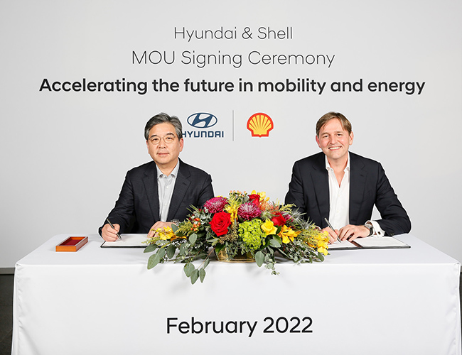Jaehoon Chang, presidente y CEO de Hyundai Motor Company, y Huibert Vigeveno, director de Downstream de Shell