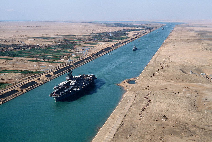 Canal de Suez. De W. M. Welch / US Navy - ID:DN-ST-84-05062 / Service Depicted: Navy, (Dominio público).