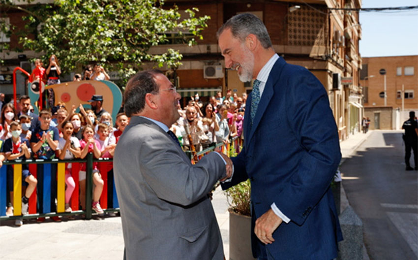 El rey, Felipe VI, junto al alcalde Puertollano durante la inauguración de la planta de hidrógeno verde. Foto: Casa Real.