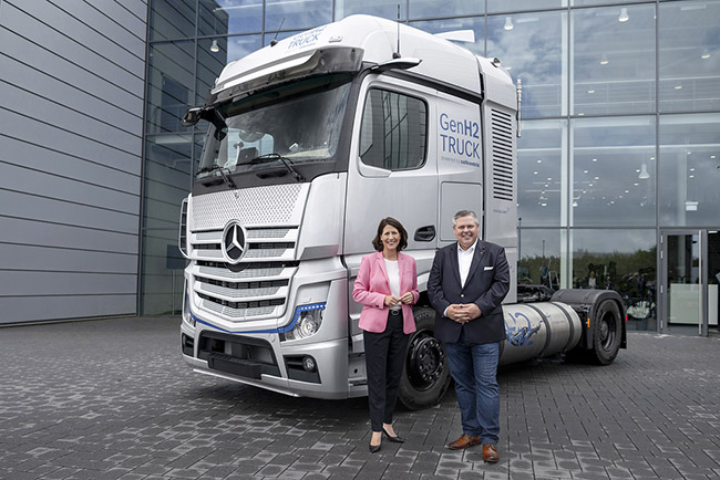 Daniela Schmitt, ministra de Asuntos Económicos de Renania-Palatinado; Dr. Christof Weber, jefe de pruebas de Mercedes-Benz Trucks. 