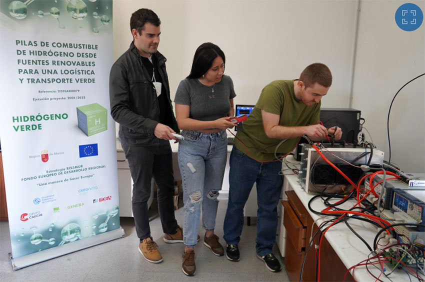 Los investigadores contratados por la UPCT Modesto Aquirre, Paula López y Andrés Jérez junto a la pila desarrollada.