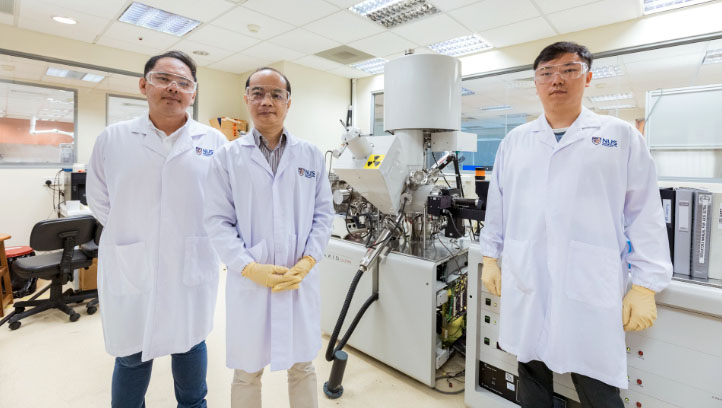 Equipo de NUS descubridor del hallazgo: Prof. Xue Jun Min, en el centro; Zhong Haovin, izquierda; Dr. Vincent Lee Wee, derecha