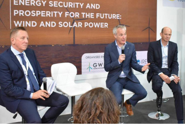 Los CEO del Consejo Mundial de Energía Eólica, la Asociación Internacional de Energía Hidroeléctrica y de Green Hydrogen Organization: Ben Backwell, Eddie Rich y Jonas Moberg. Acto de presentación en la COP27.