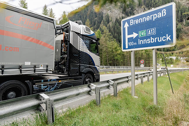 El Mercedes-Benz GenH2 cruza el Paso de Brenner.