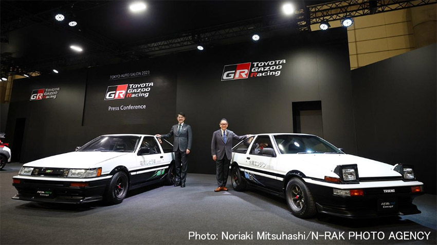 Akio Toyoda, presidente de Toyota, y Koji Sato, presidente de TOYOTA GAZOO Racing Company, junto a los AE86 Trueno y Levin.