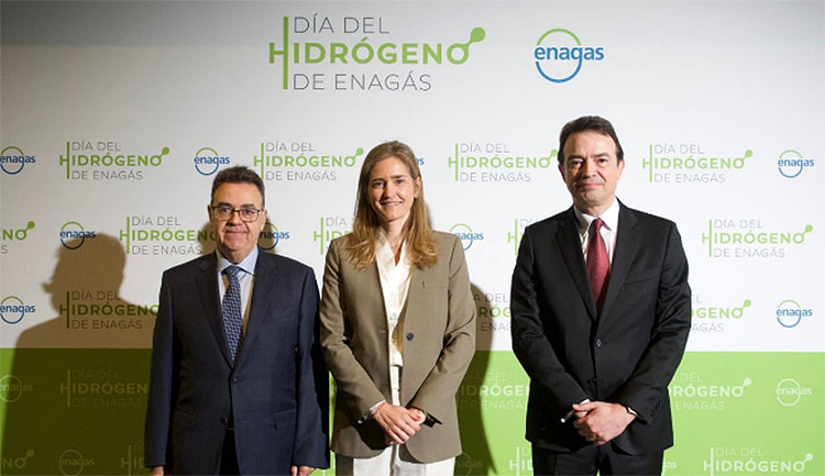La secretaria de Estado de Energía, Sara Aagesen; el presidente de Enagás, Antonio Llardén el consejero delegado de Enagás, Arturo Gonzalo.