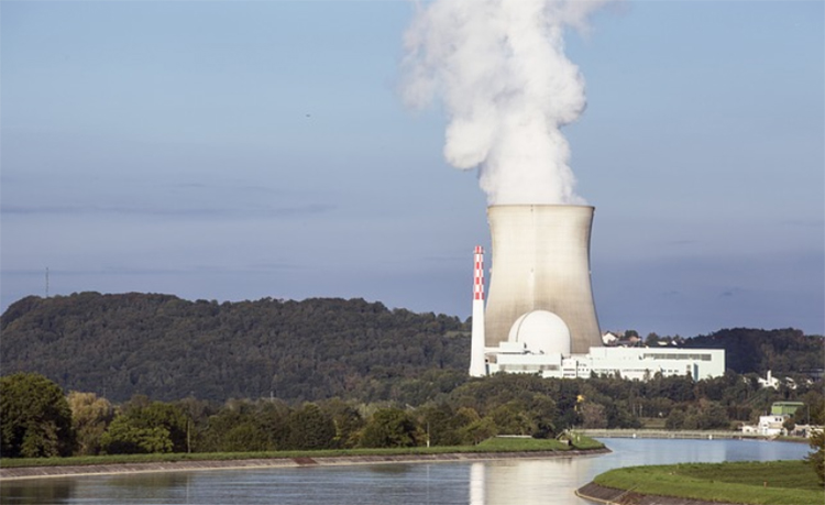 Central nuclear. Francia pide que el hidrógeno rosa se considere renovable.