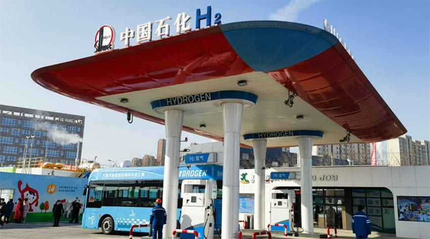 La primera estación de servicio integrada de reabastecimiento de hidrógeno y de conversión de metanol a hidrógeno de China. (PRNewsfoto/SINOPEC)