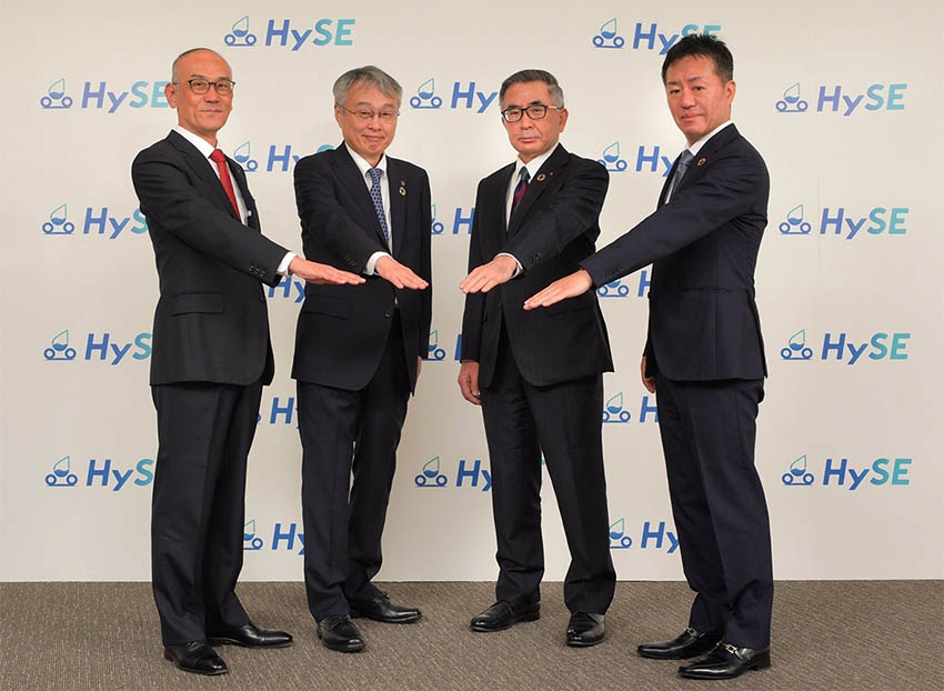 Representantes de Honda, Suzuki, Yamaha y Kawasaki durante la presentación de HySE.