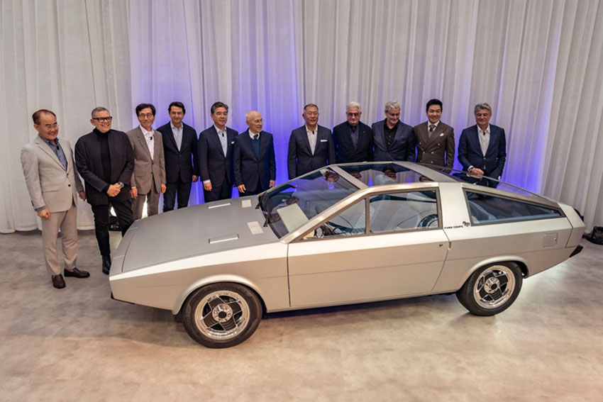 Reunión de diseñadores e ingenieros de Hyundai junto a la restauración del Pony Coupé.