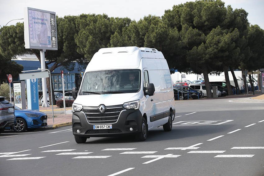 HYVIA y Plug presentan en Mercamadrid la Renault Master Van H2-TECH de hidrógeno.