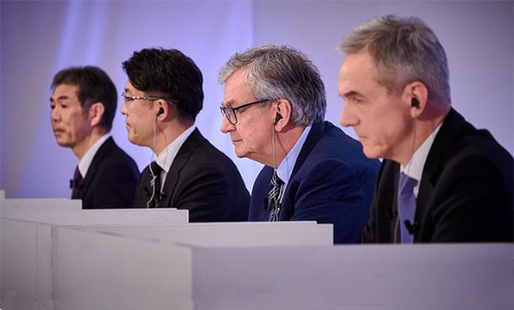 De izquierda a derecha: Satoshi Ogiso, presidente de Hino; Koji Sato, presidente de Toyota; Martín Daum, CEO de Daimler Truck; Karl Deepen, CEO de Mitsubishi Fuso.