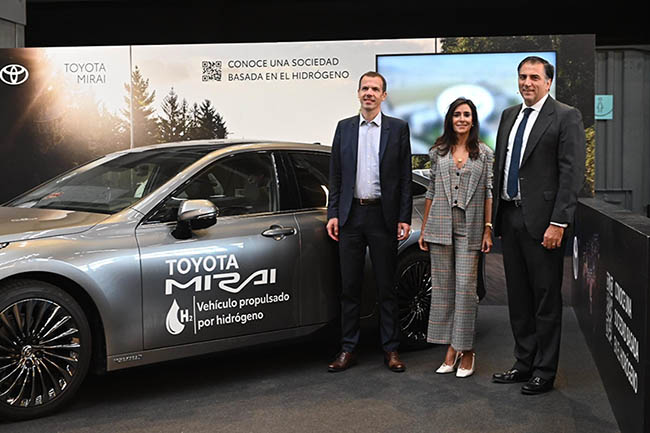 Pie de foto (de izq. a drcha.): el CEO HysetCo (Toyota Francia), Loïc Voisin; la secretaria general de Gasnam-Neutral Transport, Eugenia Sillero, y el presidente & CEO de Toyota España, Miguel Carsi.