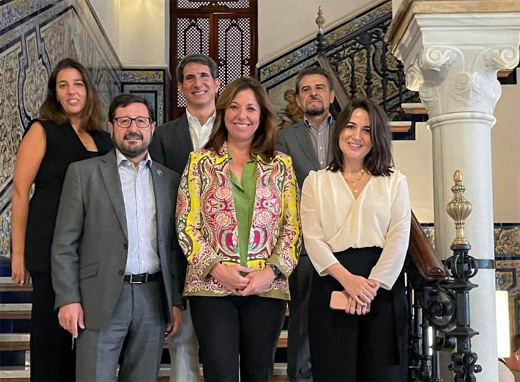 Firma del acuerdo entre la AeH2 y la AEDyR. De izquierda a derecha: Silvia Gallego, Miguel Ángel Sanz, Javier Brey, Elena de la Vieja, Domingo Zarzo y Belén Gutiérrez.