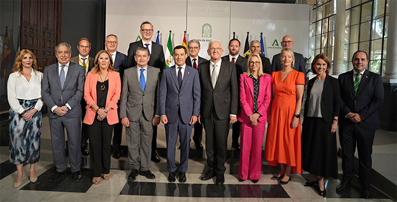 Las delegaciones andaluza y alemana, con Moreno y Kretschmann, en el centro, en la foto conmemorativa del encuentro.