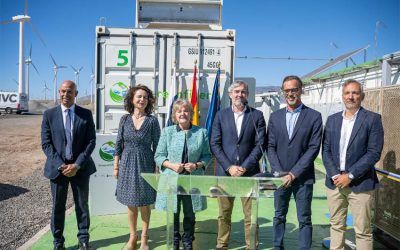 El presidente de Canarias y la comisaria europea de Cohesión y Reformas inauguran la biorrefinería de hidrógeno verde