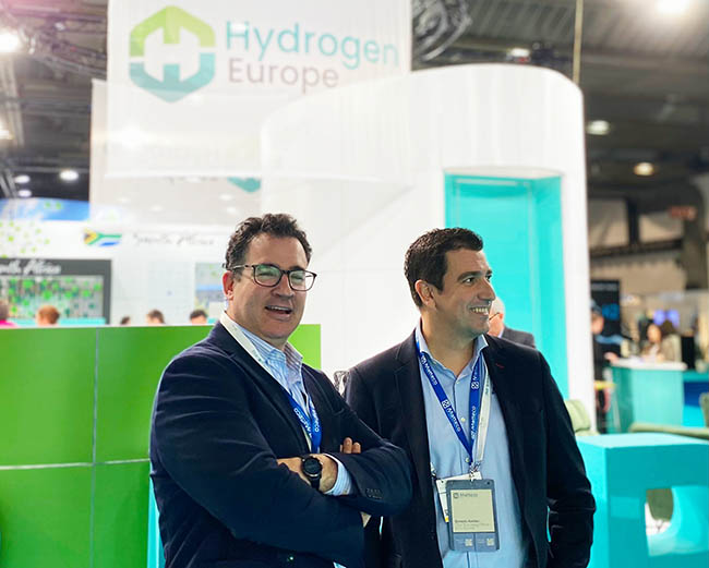 Iker Marcaide y Gonzalo Abellán, los fundadores de la nueva empresa, durante la European Hydrogen Week.