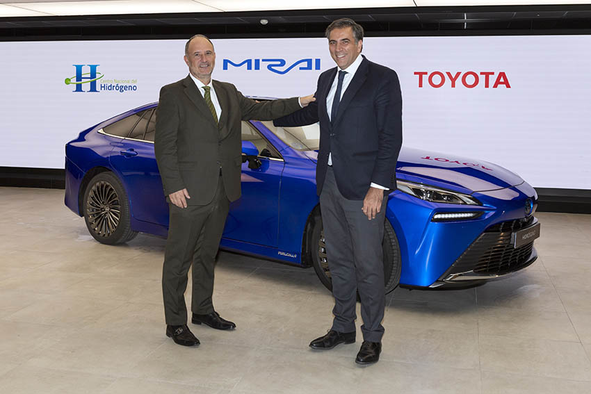 Miguel Carsi, presidente de Toyota España, y Emilio Nieto, director del CNH2.