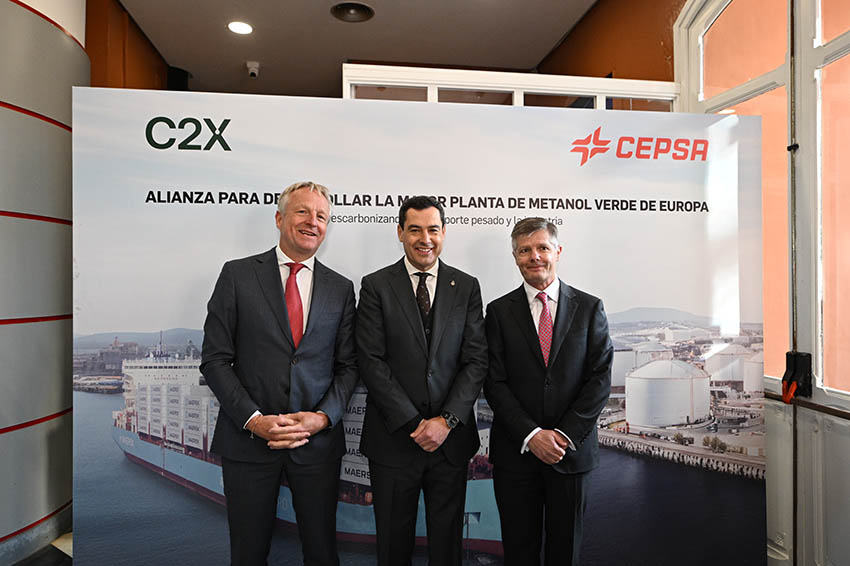 De izda a dcha: Maarten Wetselaar, CEO de Cepsa; Juan Manuel Moreno Bonilla, presidente de la Junta de Andalucía; Brian Davis, CEO de C2X.