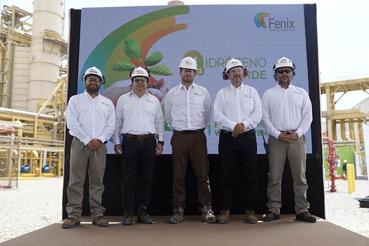 Miembros del equipo de la empresa y la central de Fenix.