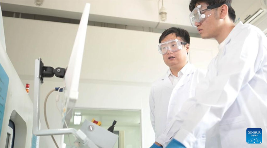 Miembros de un equipo de investigación realizando un experimento en la Escuela de Ingeniería Mecánica de la Universidad de Tianjin.
