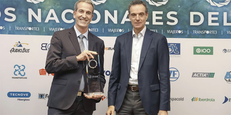 Imanol Rego, CEO del Grupo Irizar, y Mikel Perez, director Comercial de España y Portugal de Irizar, recogieron el premio.
