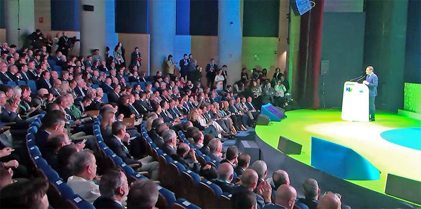 El presidente de la Junta de Andalucía inaugura el I Congreso Nacional del Hidrógeno Verde.