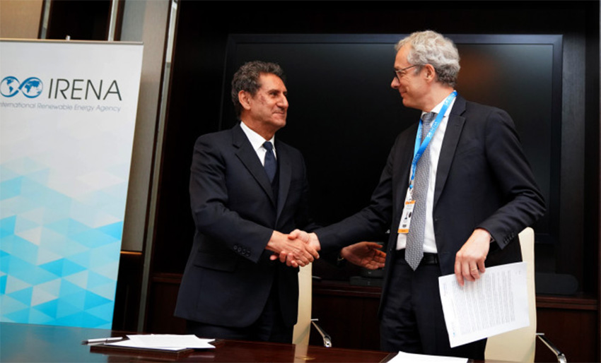 Marco Arcelli, director ejecutivo de ACWA Power, y Francesco La Camera, director general de IRENA, firman el acuerdo.