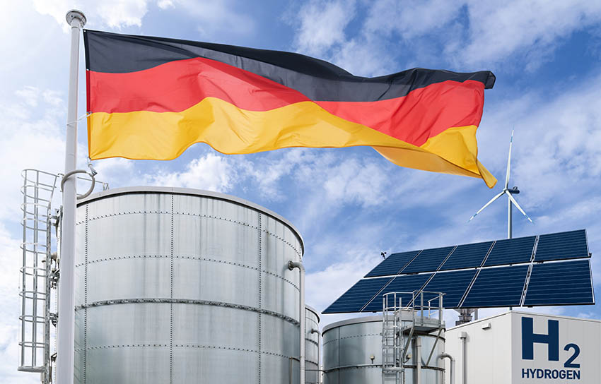 German flag on a background of green hydrogen factory. Concept. Imagen: DepositPhotos.
