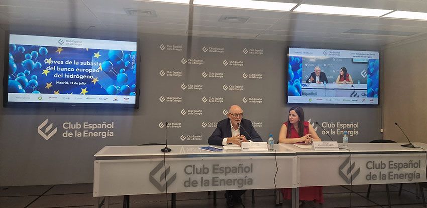 La subdirectora general adjunta de Hidrocarburos y Nuevos combustibles de MITECO, Pilar Sánchez; el director general de Enerclub, Arcadio Gutiérrez, inauguraron la jornada sobre la primera subasta del BEH.