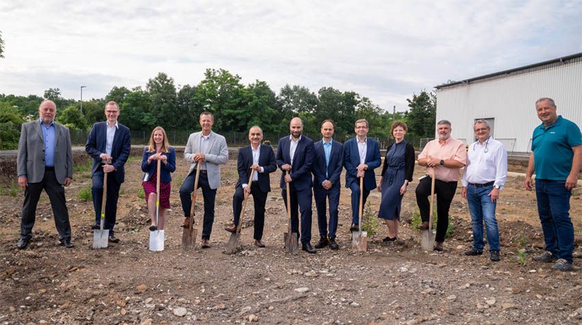 Representantes de BASF ECMS, Trigona Fuel Cell Components y Grundstücksverwaltung Rheinufer en el sitio de construcción de la planta.