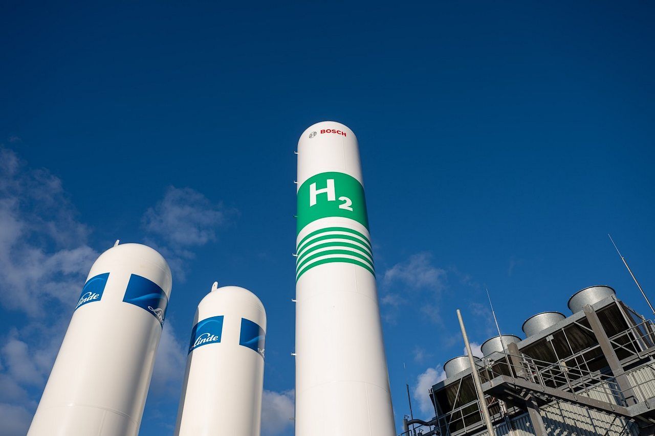 La planta de Bamberg genera hasta una tonelada de hidrógeno diario, demostrando la eficiencia de las pilas PEM Hybrion